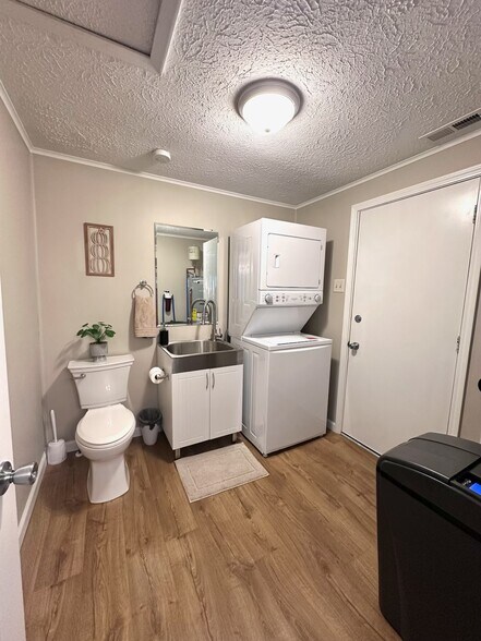 Building Photo - 107 Lakelawn Dr