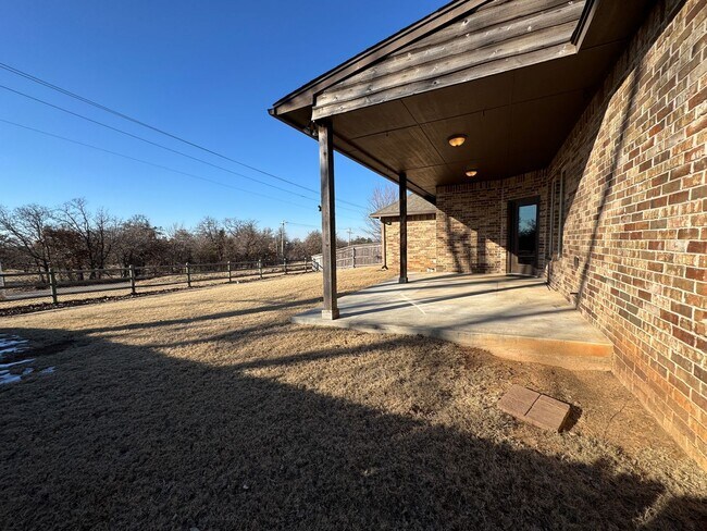 Building Photo - Spacious & Modern Home - 10 Minutes from Tinker AFB!