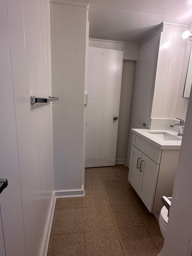 Building Photo - 1701 Skyline Dr
