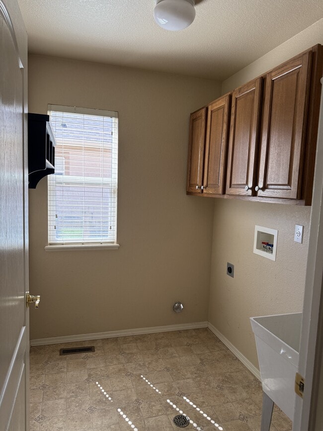 Building Photo - 15859 Bridle Ridge Dr