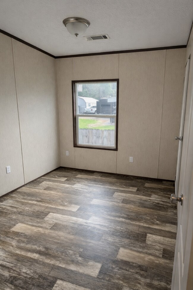 Building Photo - 732 Parkview Dr