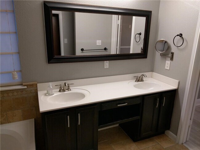 Building Photo - 1004 Ridgebluff Cir