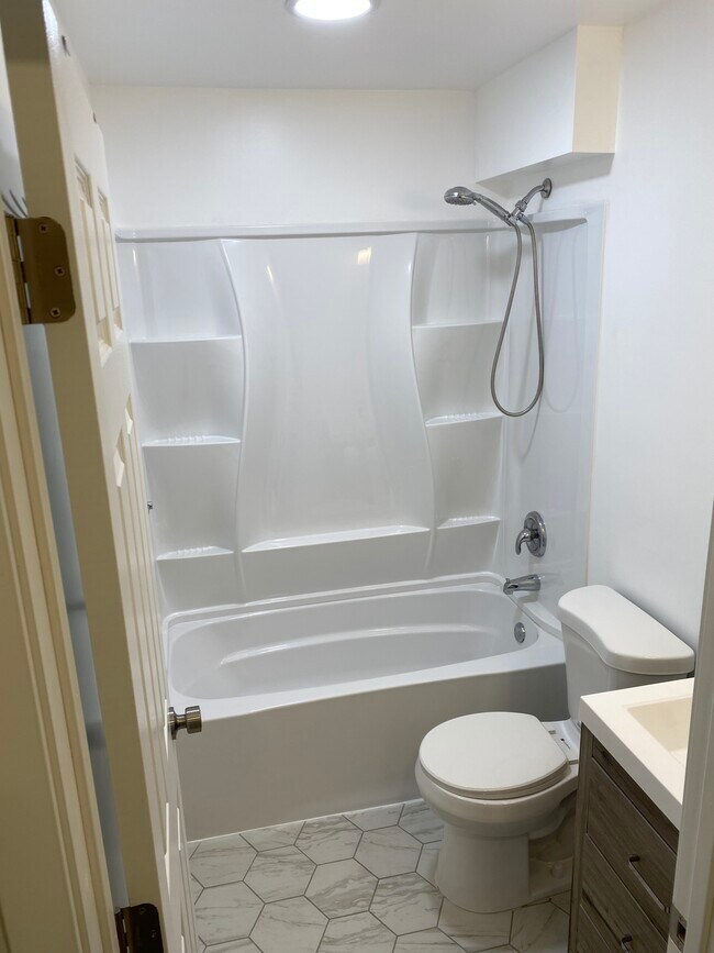 Building Photo - 420 W Aldine Ave