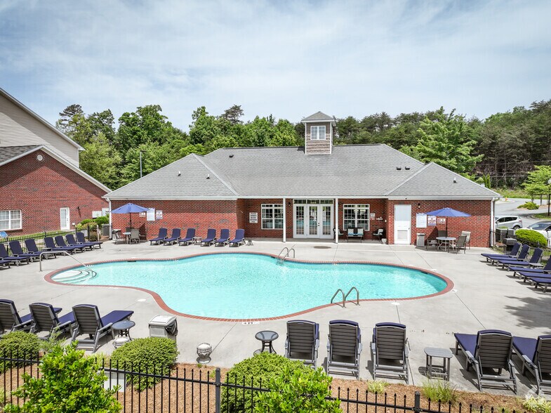 Pool - Legacy Park Apartments