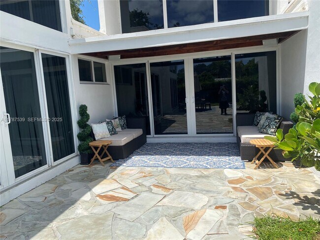 Building Photo - 4050 NE 25th Ave