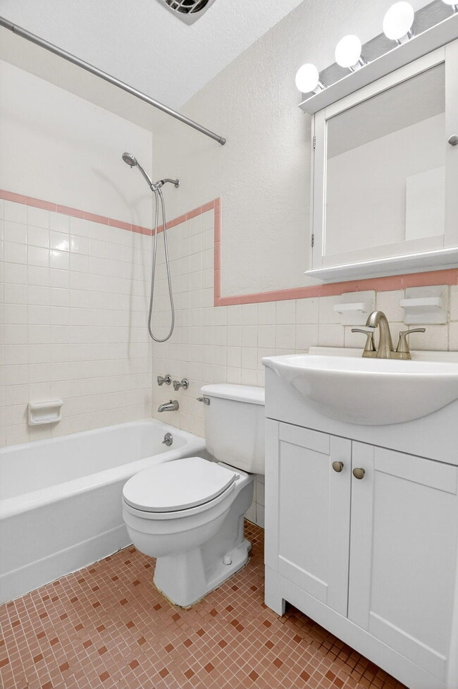 Building Photo - 510 Lake Shore Dr