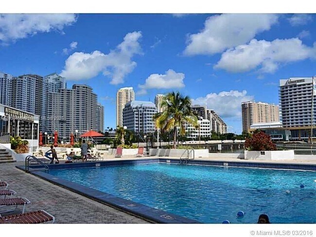 Building Photo - 905 Brickell Bay Dr