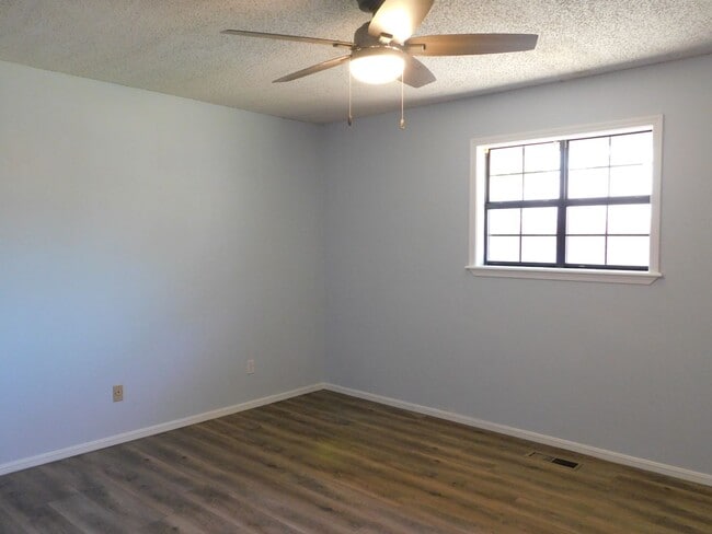 Building Photo - 2 Bed 2 Bath Duplex Newly Renovated