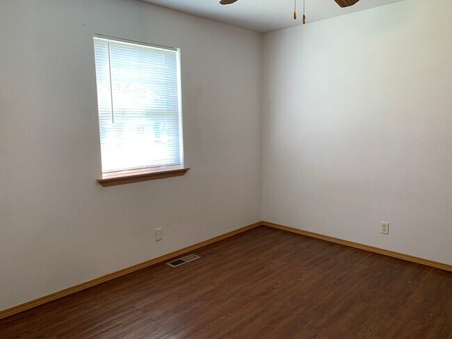 Building Photo - 2BR/1BA Apartment Near MSSU! DOWNSTAIRS UNIT!!