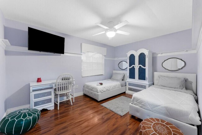 Building Photo - 166 Old Country Rd S