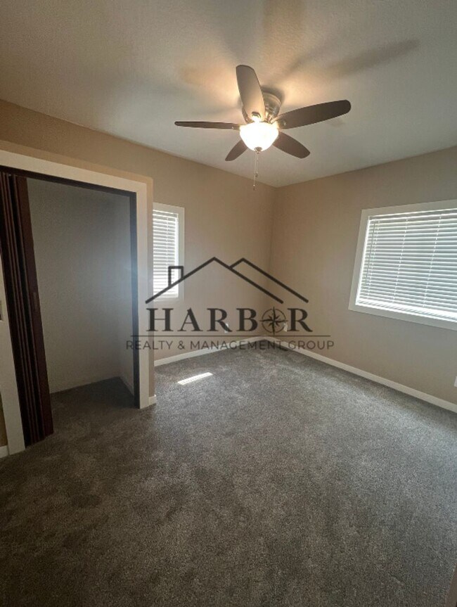 Building Photo - 807 1st Dr NW