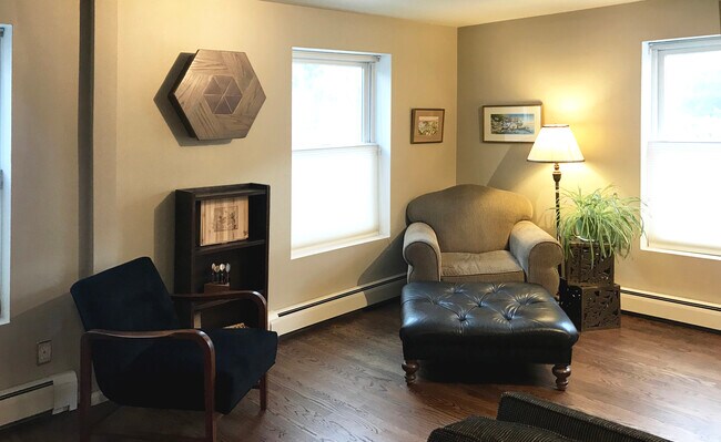 Extra Seating- Office option - 1105 N Sherman St