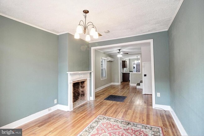 Building Photo - 213 E 6th St