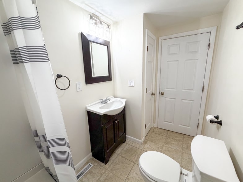 Building Photo - 7 W Silver St