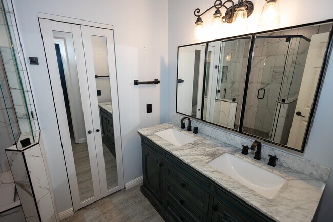 Building Photo - 1473 S Mariners Pointe
