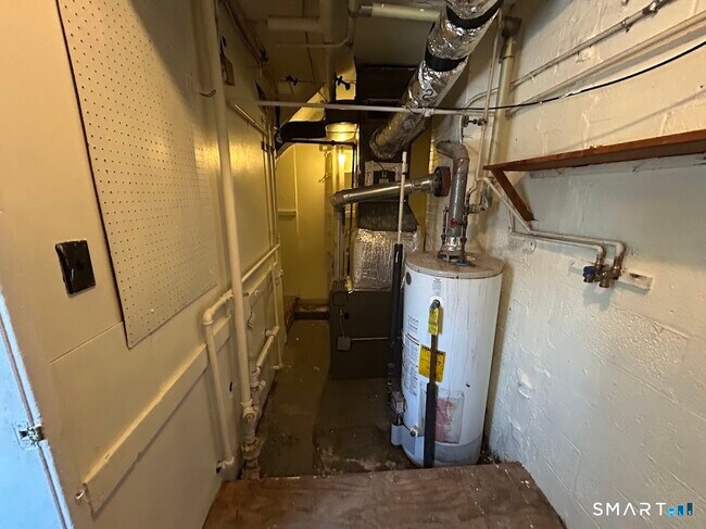 Building Photo - 244 Woodlawn Cir