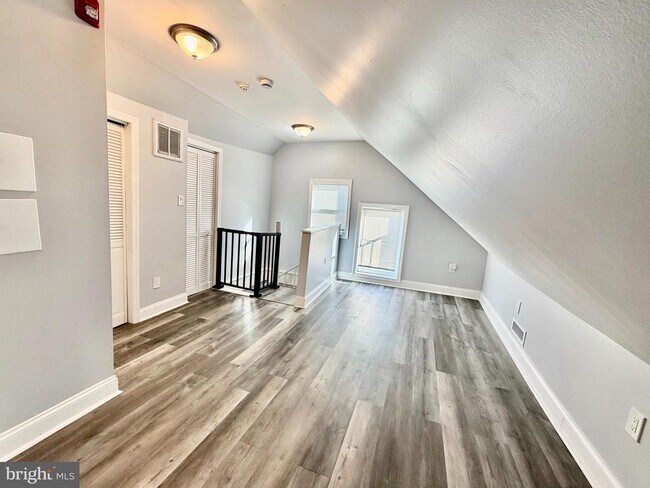 Building Photo - 9 S Maple Ave