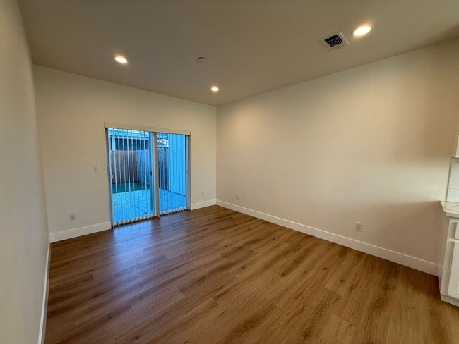 Building Photo - 8461001/85