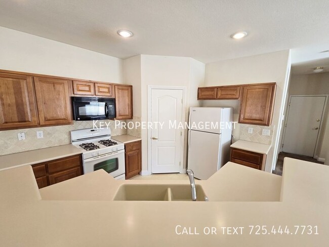 Building Photo - 3 BEDROOM TOWN-HOME IN NORTHWEST LAS VEGAS...