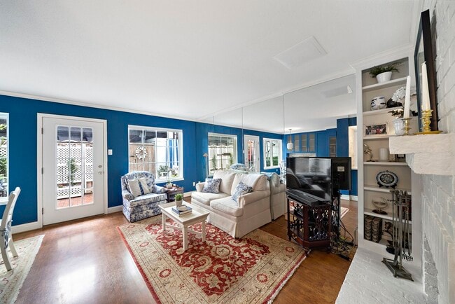 Building Photo - 8944 Chatsworth Dr