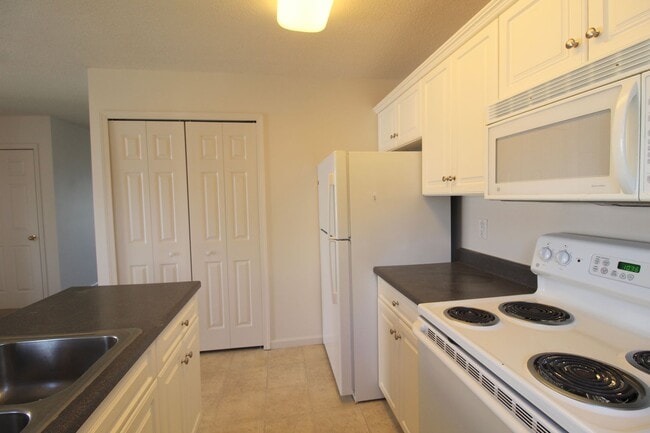 Building Photo - Liberty square end unit townhome for rent!