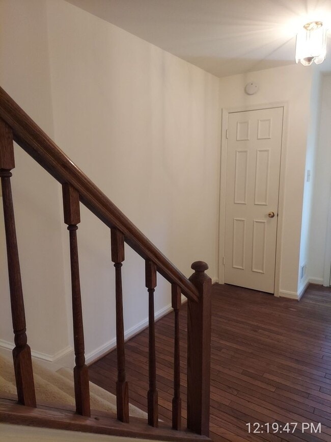 Building Photo - Spacious And Sun-Filled 3 Bedroom 2.5 Bath...