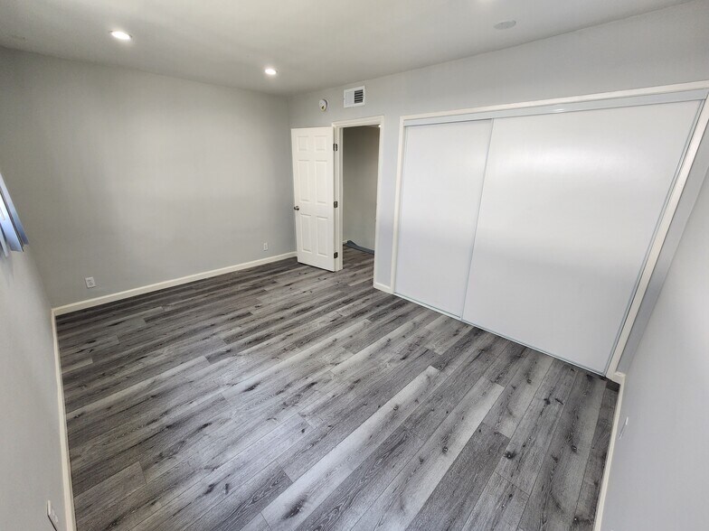 Building Photo - 12744 Moorpark St