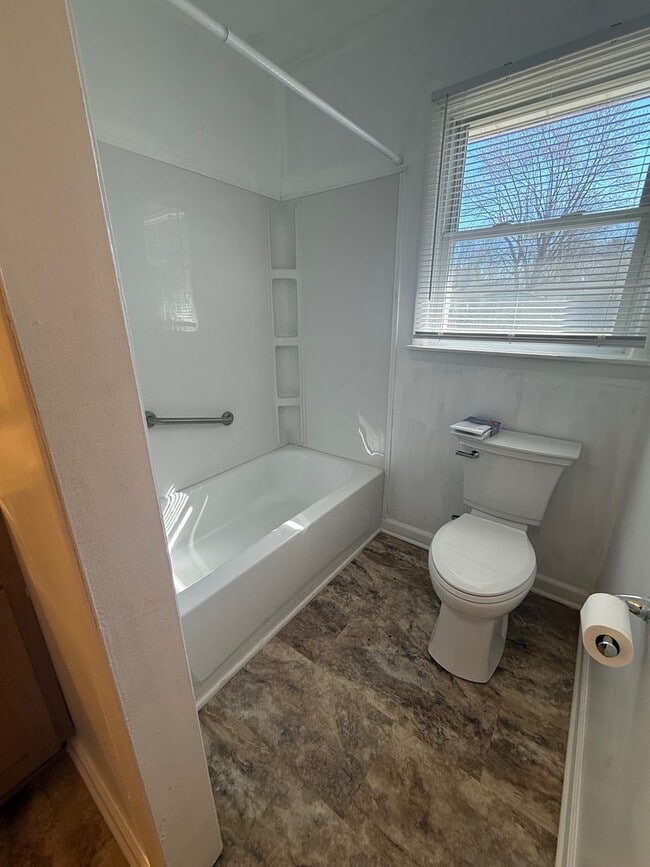 Building Photo - 104-104 N Birchwood Dr