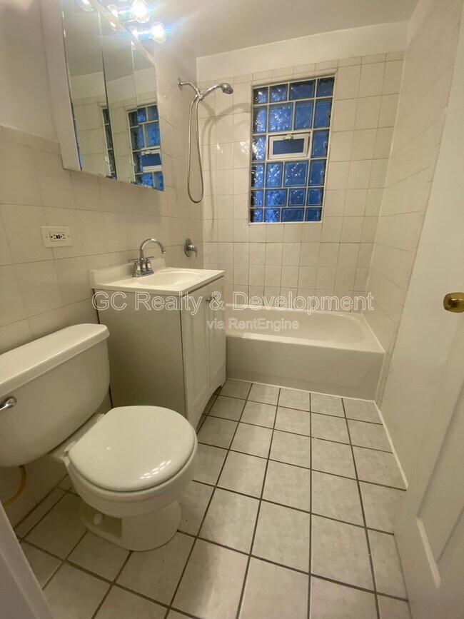 Building Photo - 2156 W Belle Plaine Ave