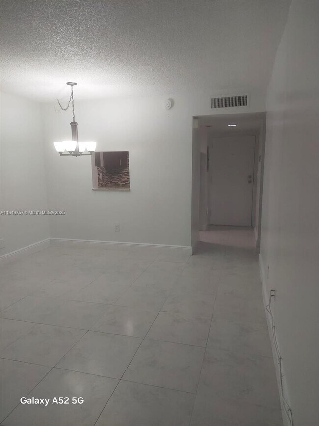 Building Photo - 14421 N Kendall Dr