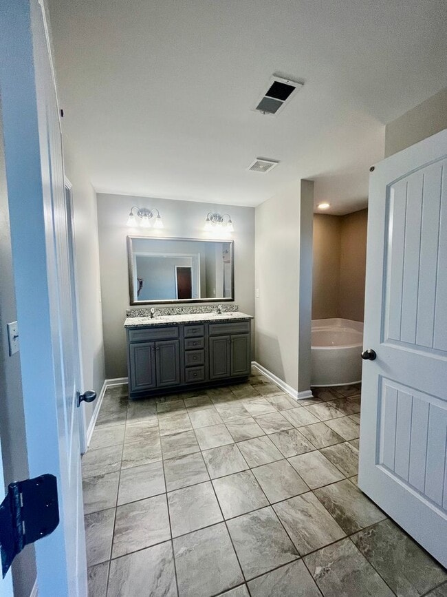 Building Photo - 5 Bedroom 3 Bathroom Home in Pendleton