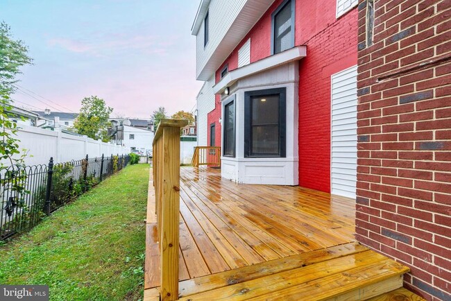 Building Photo - 32 E Elm St