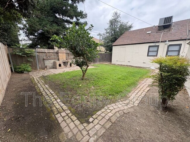 Building Photo - 309 W Noble Ave