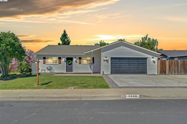 Primary Photo - Live in a Modern Luxury 3BR/2BA Home with ...
