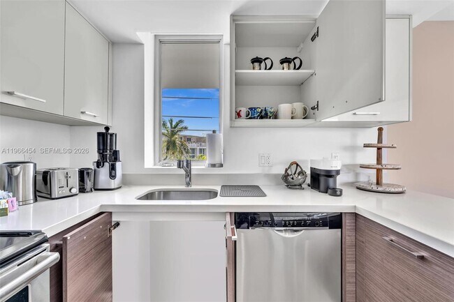 Building Photo - 9901 E Bay Harbor Dr