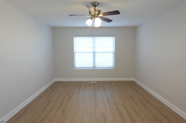 Building Photo - 881 Essex Cir
