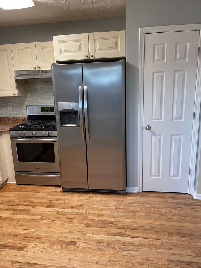 Building Photo - Split Foyer Home with Fenced Yard