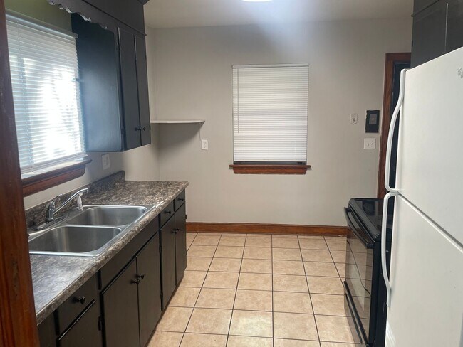 Building Photo - 4 Bedroom House