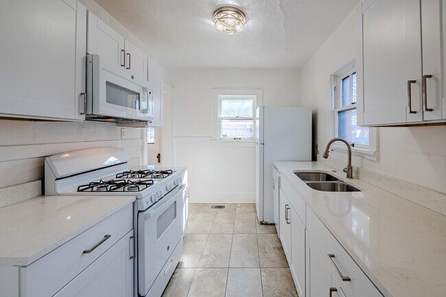 Building Photo - 720 Marquette Ave NW