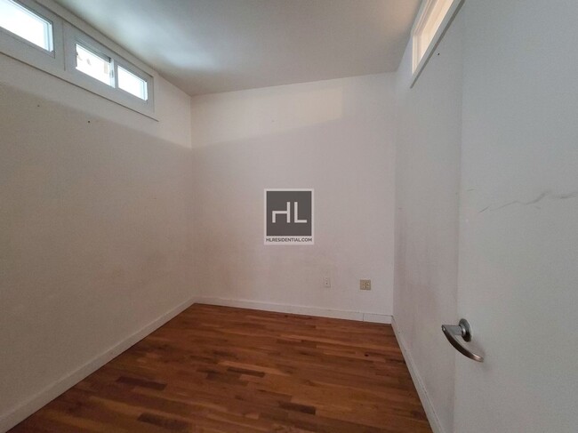 Building Photo - NOLL STREET / Spacious 2 Bed 1 Bath / Grea...