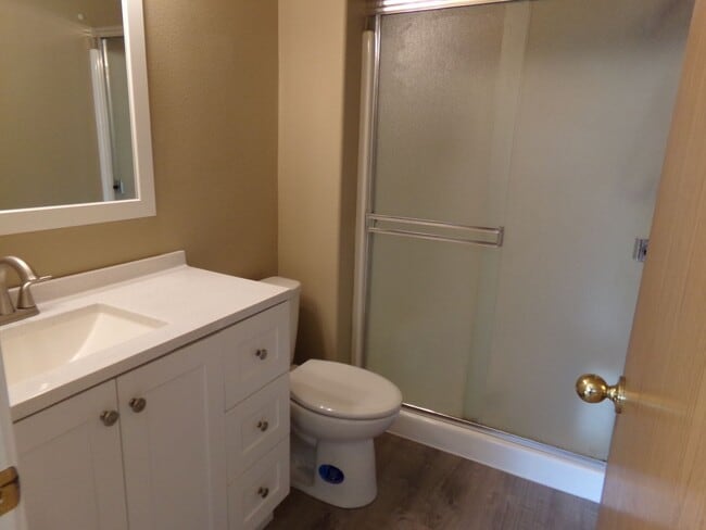 Building Photo - Three Bedroom on quiet cul-de-sac!