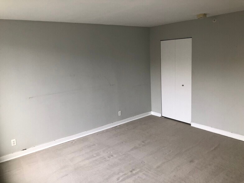 Large bedroom - 1101 3rd St SW