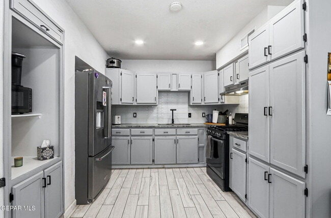 Building Photo - 7740 Phoenix Ave