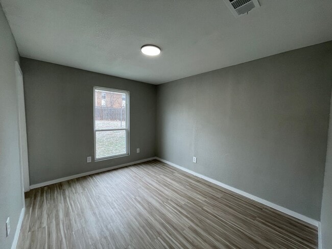 Building Photo - 1603 Benttree Dr