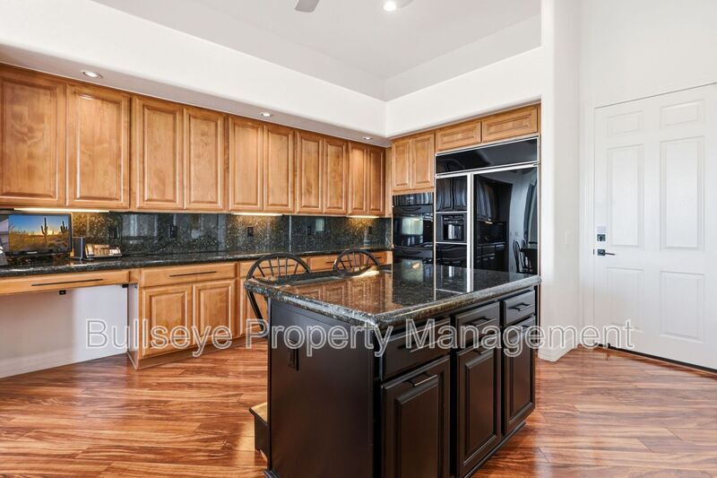 Building Photo - 1527 E Villa Maria Dr