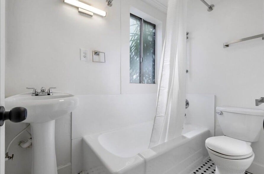 Building Photo - 1551 St Charles St