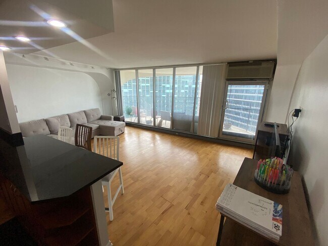 Building Photo - 300 N State St