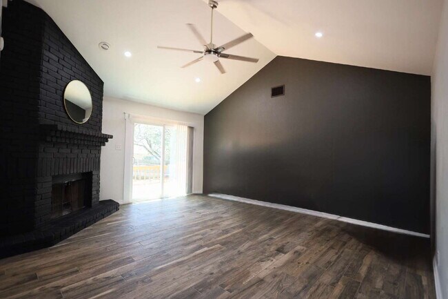 Building Photo - Updated 3 Bed / 2 Bath One-Story Home in S...