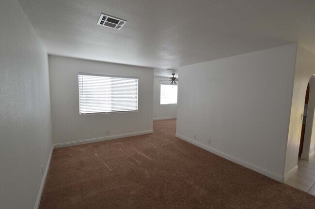 Building Photo - A Spacious and Stylish 2 Bed / 2 Ba Condo Gated Community