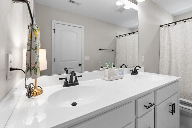 Building Photo - 2 Bed 2.5 Bath Townhome